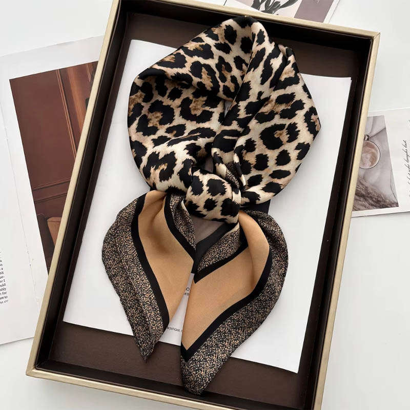 Ascot Neck Scarf - Bufanda de satén con estampado de