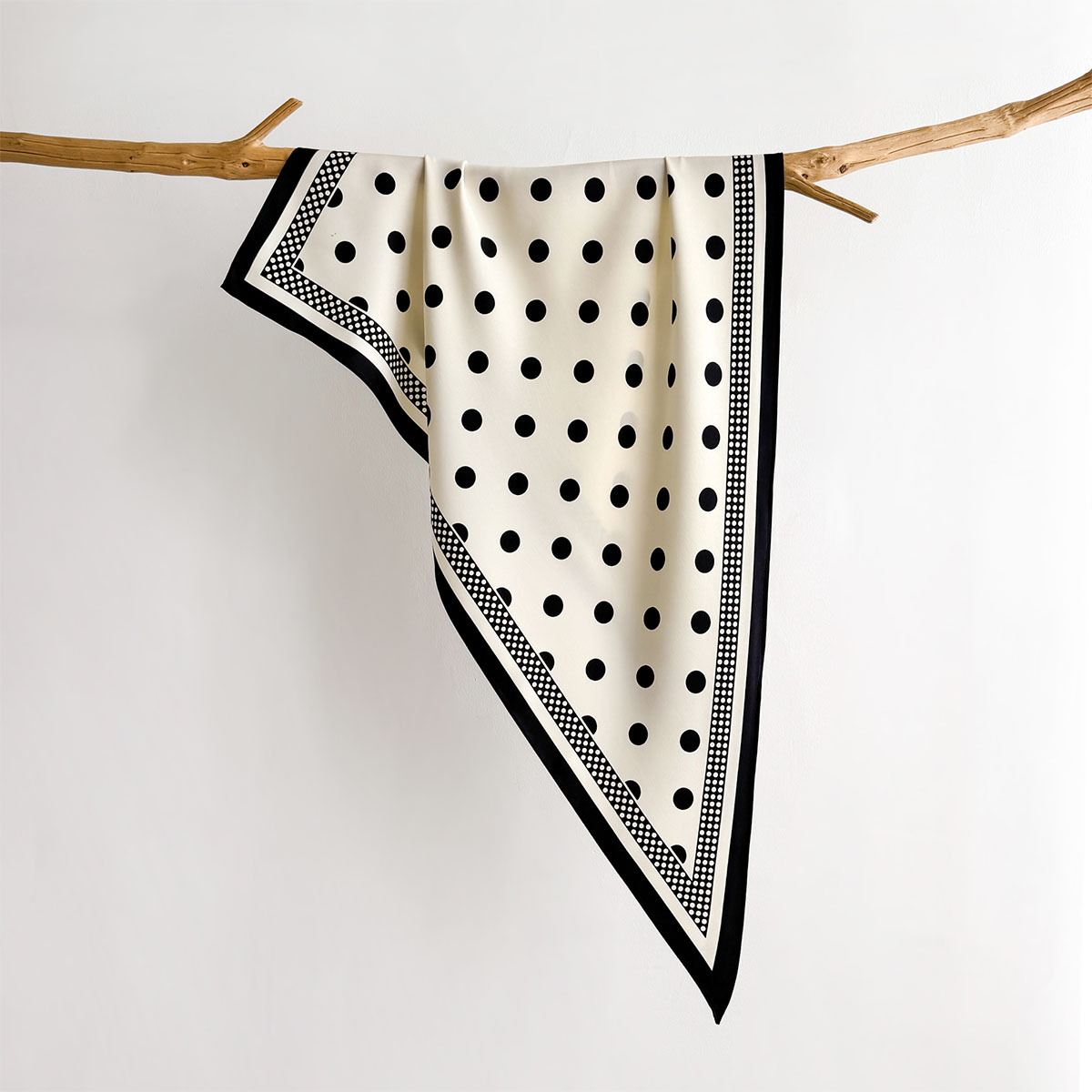 Pañuelo Triangular de Seda de  - Ascot Neck Scarf reseña y precio