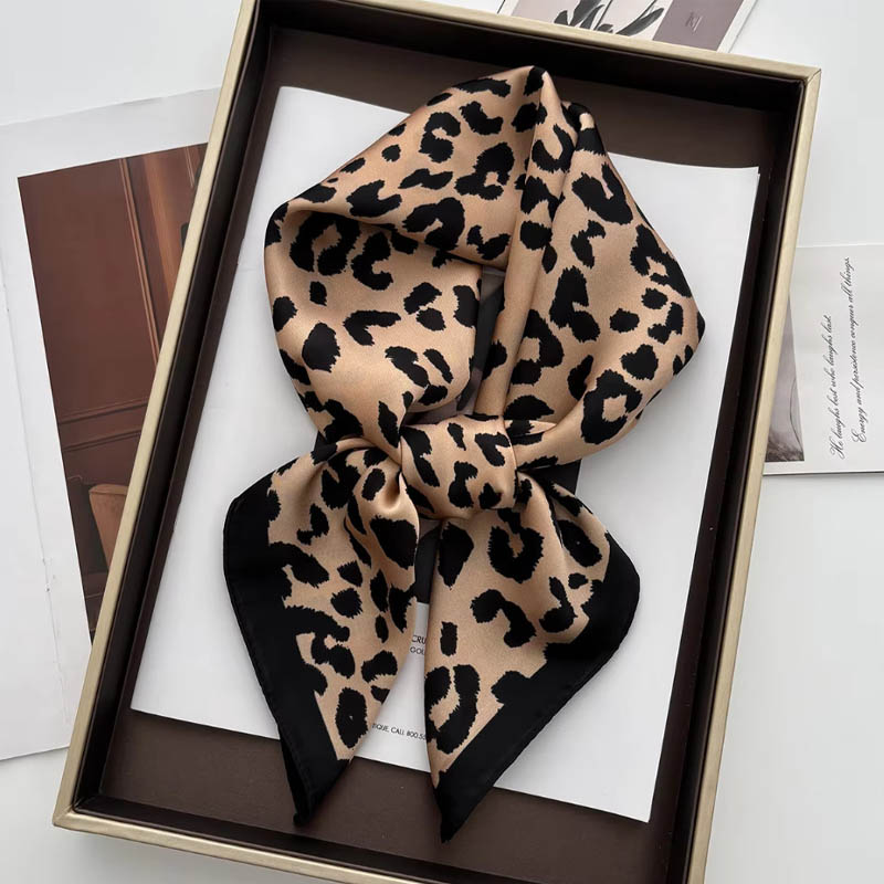 Bufanda de satén con estampado - Ascot Neck Scarf reseña y precio
